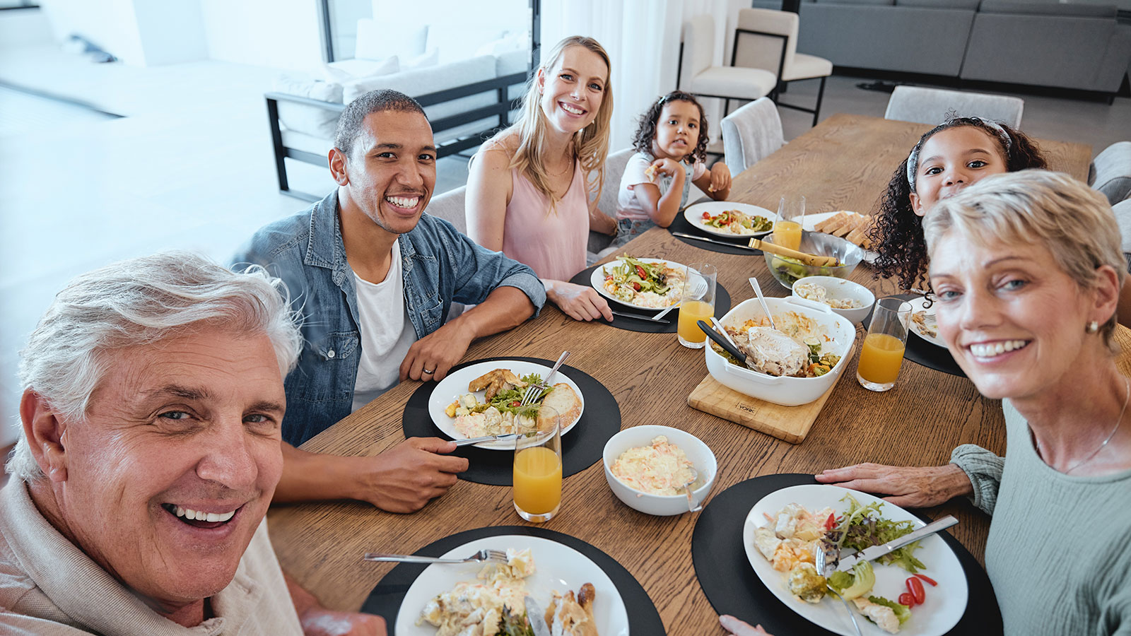 The Big Benefits of Prioritizing Guest Dining Family lunch selfie