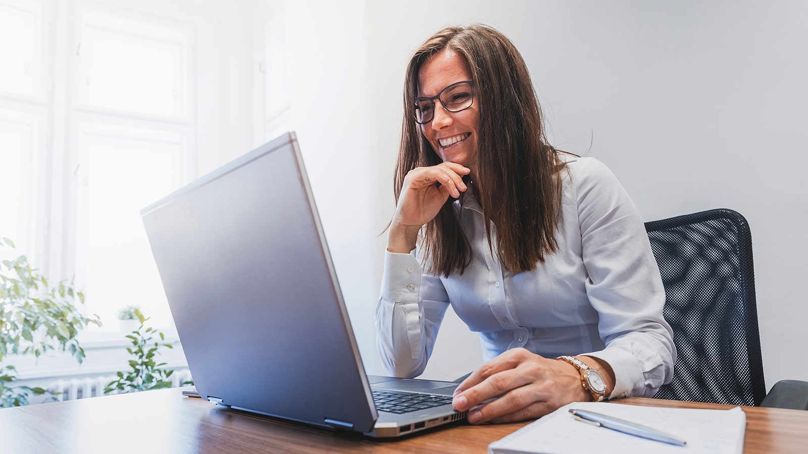 Before MealSuite, there was “a lot of administrative burden.” Business woman sitting at her desk working